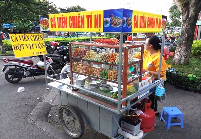 Bình gas 6kg được sử dụng trên các xe bán chuối chiên, cá viên chiên