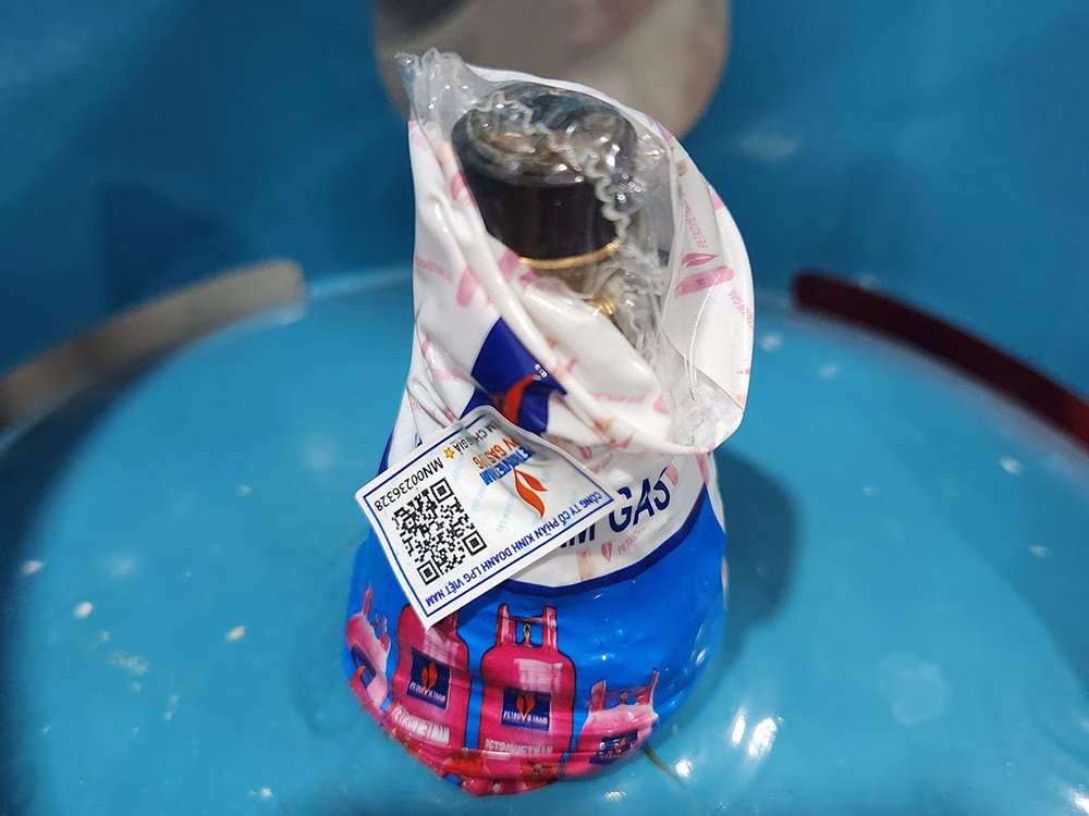 Bình gas PetroVietnam 12kg với tem chống giả có mã QR Bình gas PetroVietnam 12kg với tem chống giả có mã QR