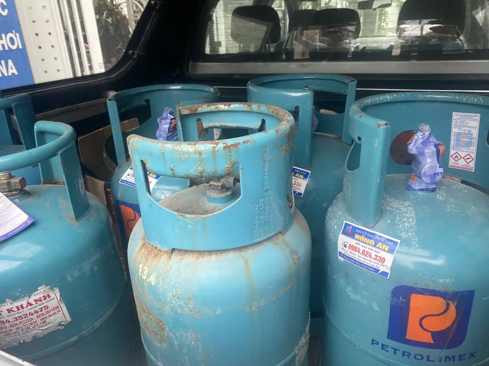 Các bình gas không dán tem chống giả, hoặc sử dụng tem (giả) mẫu cũ Các bình gas không dán tem chống giả, hoặc sử dụng tem (giả) mẫu cũ
