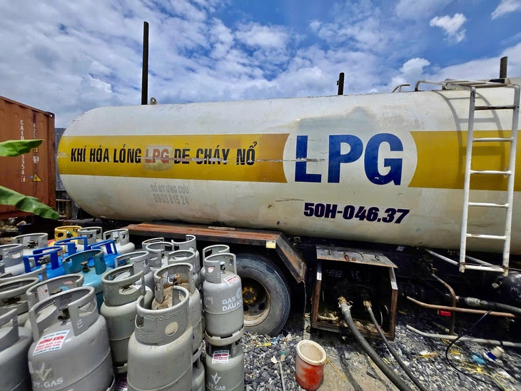 Những bình gas giả được sang chiết từ xe bồn Những bình gas giả được sang chiết từ xe bồn