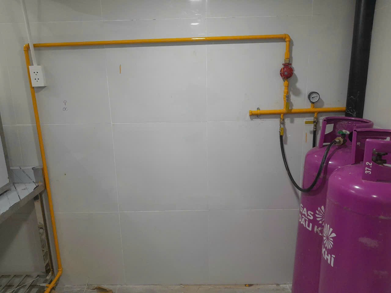 Hệ thống giàn góp gas 2 bình tại nhà hàng